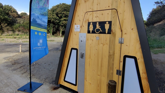 Des sanitaires à lombricompostage récemment installés sur la plage de Béliard (Morieux)